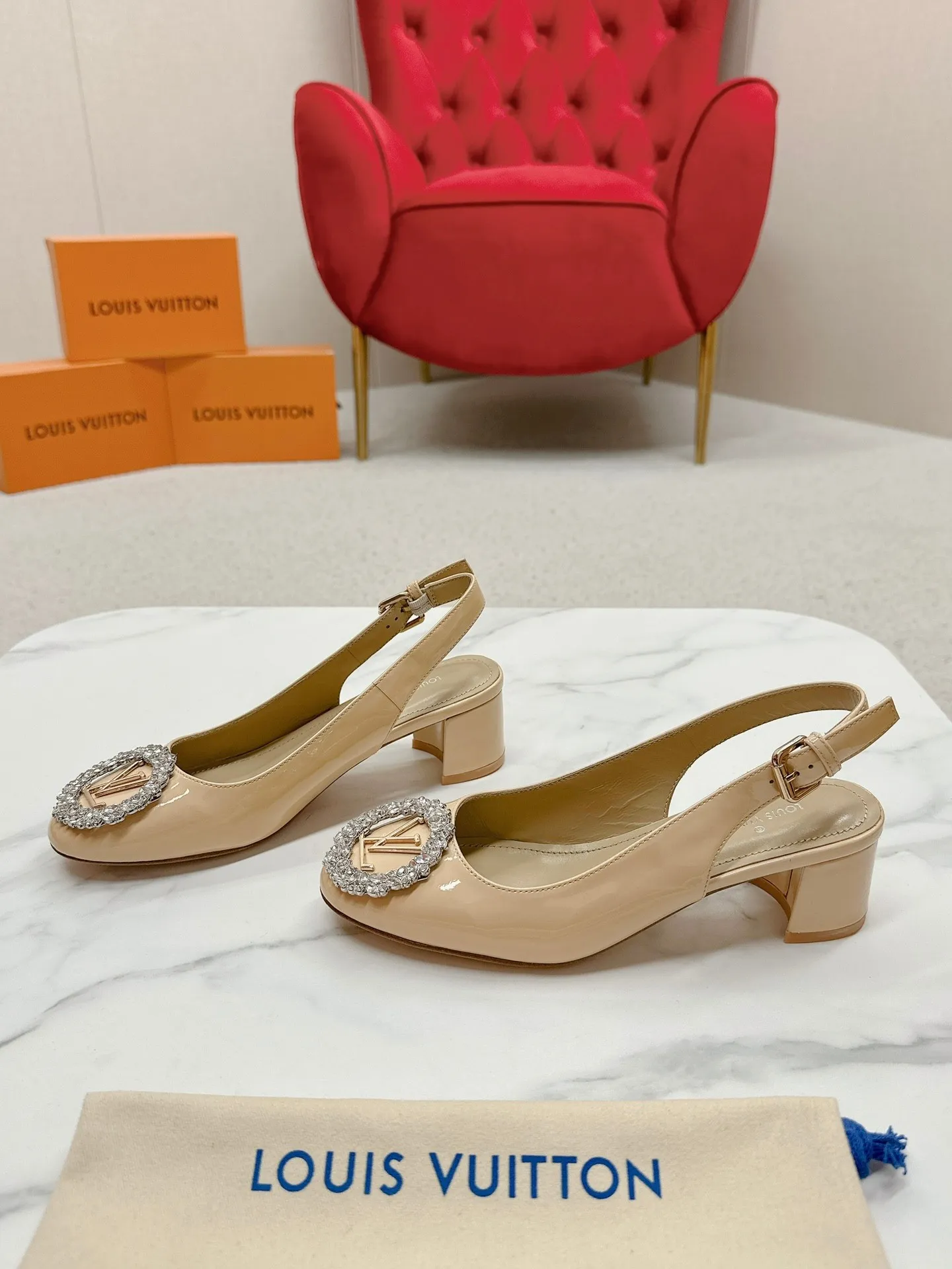 👟👟Ex-factory price 580👟👟 👑 Lv shoes This Urban Twist women's shoe is a stylish upgrade to the classic stiletto style. It is made of smooth calfskin upper with a bright silver metal toe and is engraved with the LV Circle logo, highlighting the Louis Vuitton brand characteristics. Detailed features: Calfskin material Lining: Imported full-grain sheepskin Foot pads: Imported full-grain sheepskin sole Italian genuine leather sole Heel height Two height sizes: 34-40 (34.40.41 customization is not returnable)
